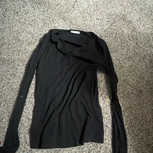 plain black longsleve, sliming effect